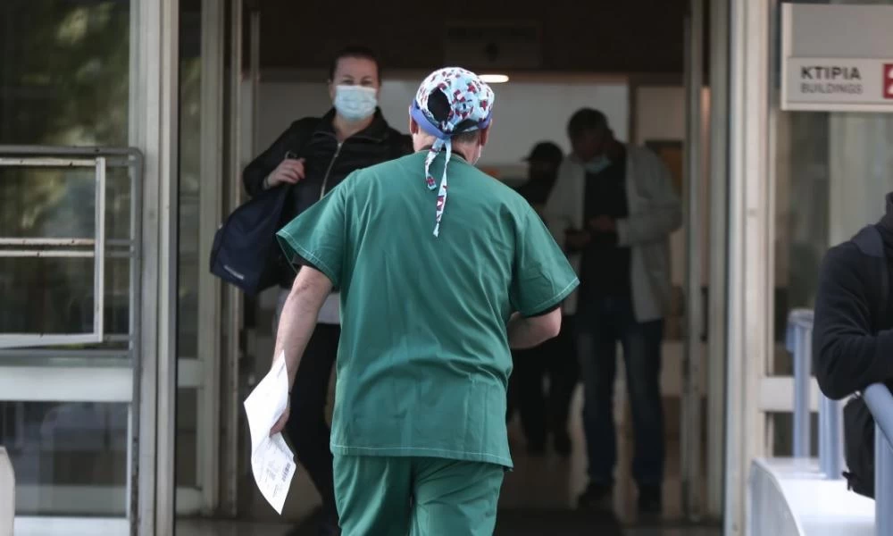 Σοκαριστική δήλωση γιατρού από το Λαϊκό: Οδεύουμε μαθηματικά να γίνουμε Μπέργκαμο
